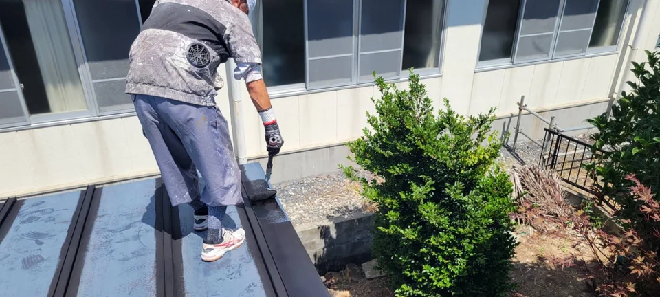 屋根まわりの作業を進める職人